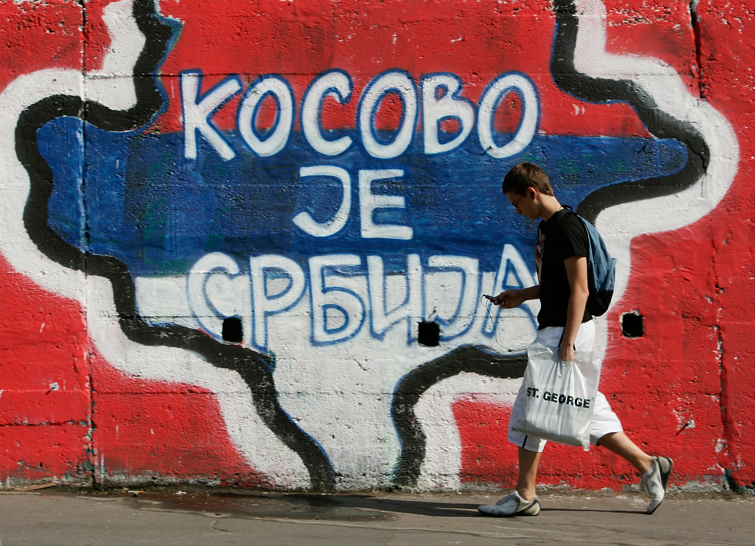 Сербия крым. Косово Сербия. Сербия граффити. Статус Косово. Косово это Сербия Крым это Россия граффити.
