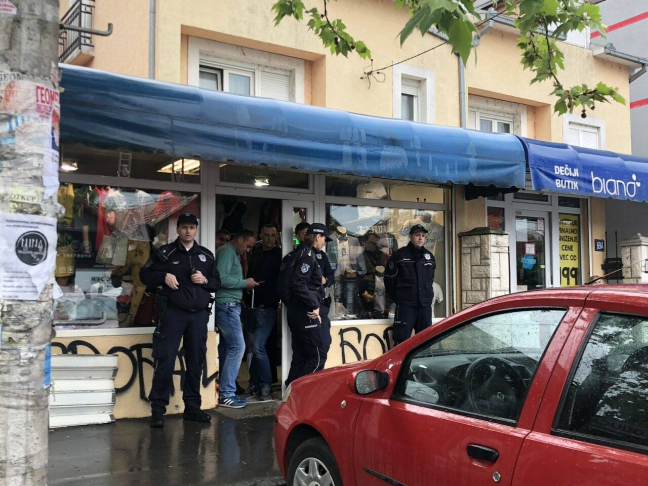 Policija tokom protesta ispred pekare u Borči Foto: Insajder
