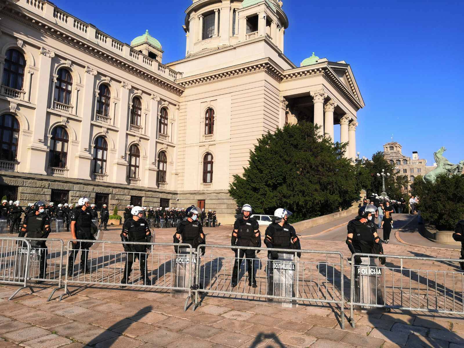 Policija obezbeđuje Skupštinu Srbije, protest u Beogradu