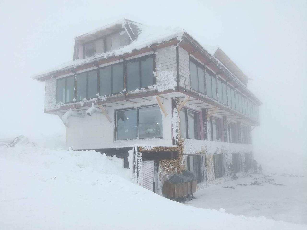 Objekat na Pančićevom vrhu snimljen danas - ispred objekta su brojne skije posetioca restorana